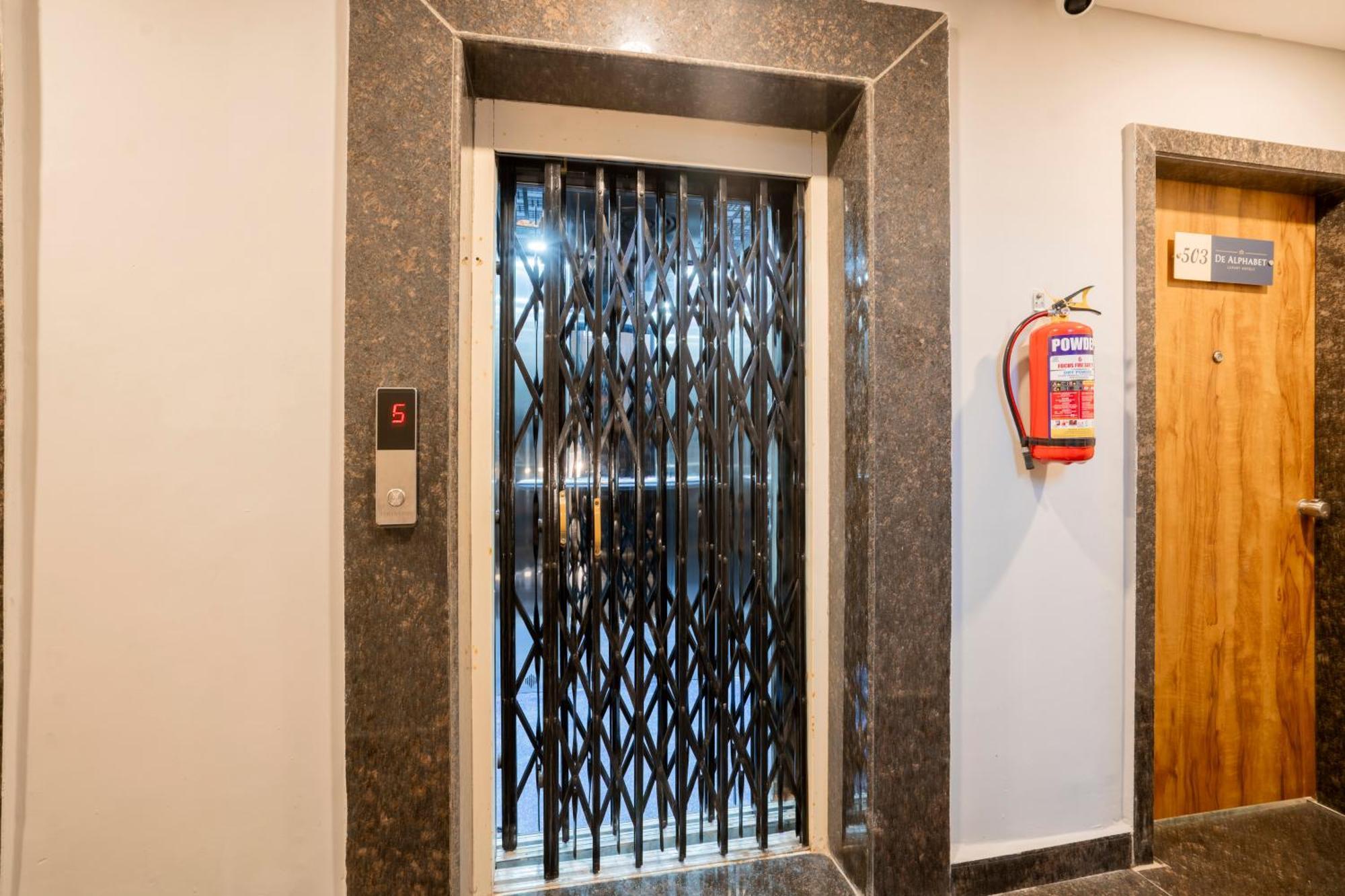 Treebo De Alphabet Gachibowli Otel Haydarabad Dış mekan fotoğraf